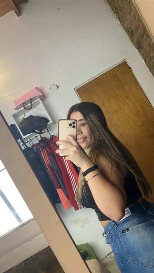 Foto de Julia, creadora que trabaja con Lumina Management